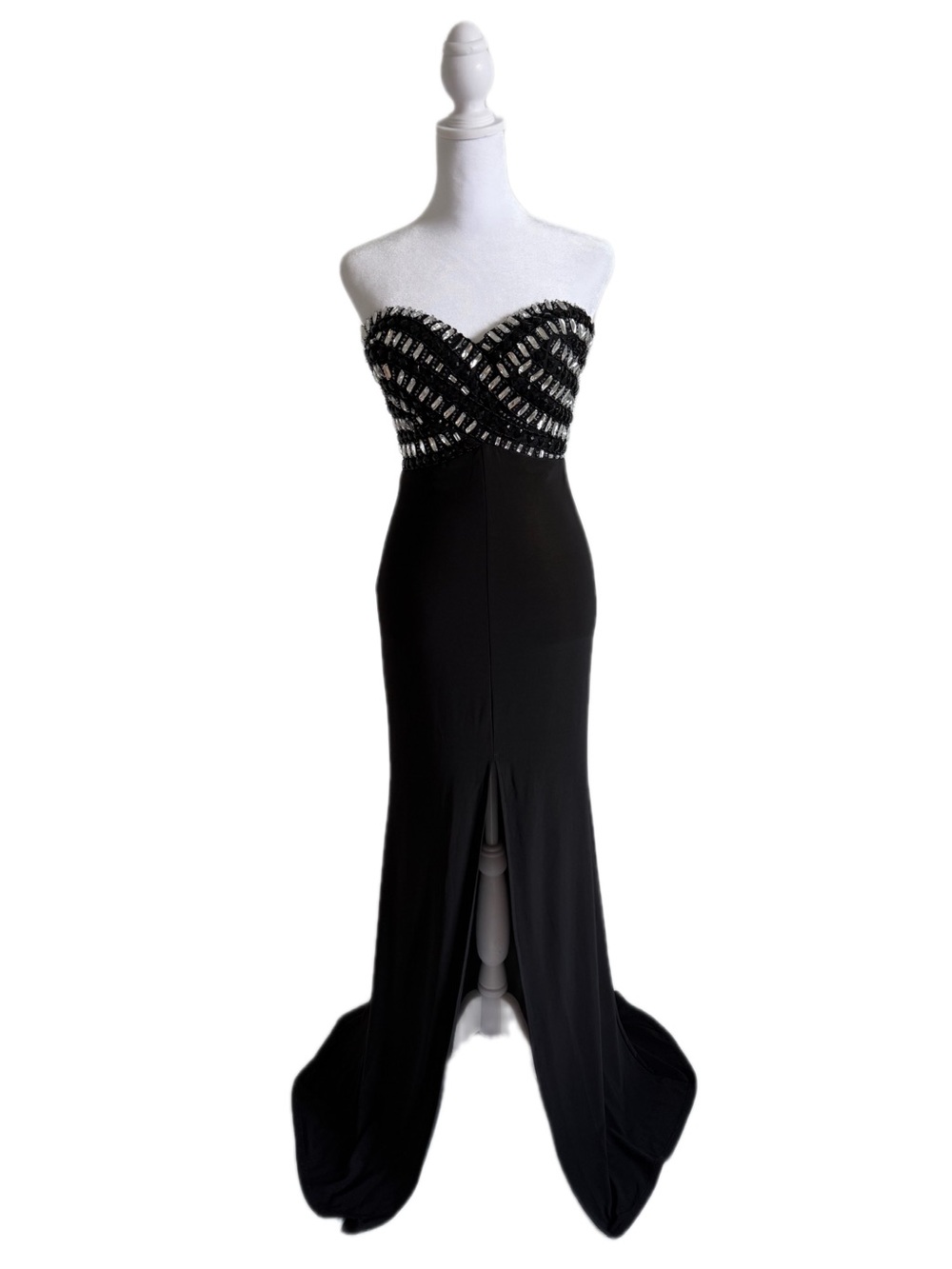 Black Windsor dress with a strapless design and crystal beaded details. 🖤✨